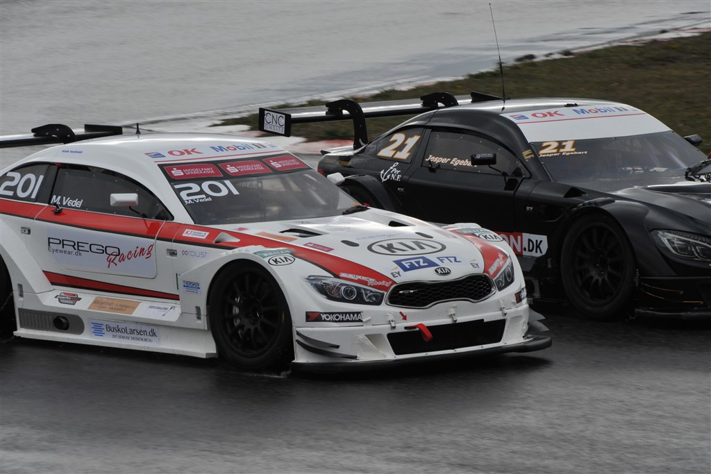 Tæt race mellem Martin Vedel og Jesper Egebart i Danish Supertourisme Turbo
(Foto: Morten Alstrup)
